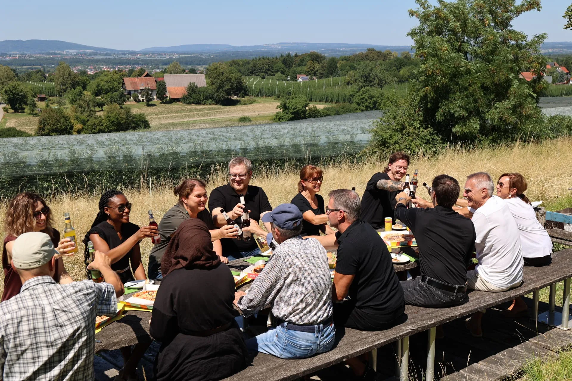 Das Team von wassung bader architekten beim gemeinsamen Essen oberhalb von Tettnang