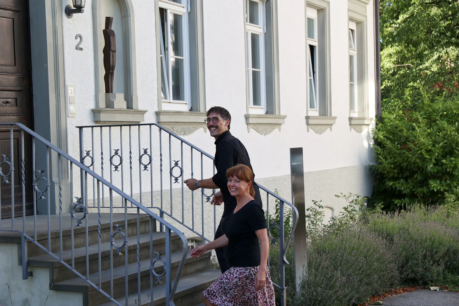 Die Geschäftsführung von wassung bader architekten auf der Eingangstreppe der Villa am Kaltenberg